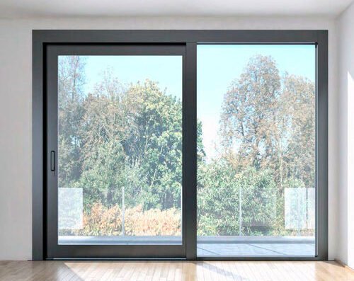 Janela de correr C70 de grandes dimensões com vista para o jardim