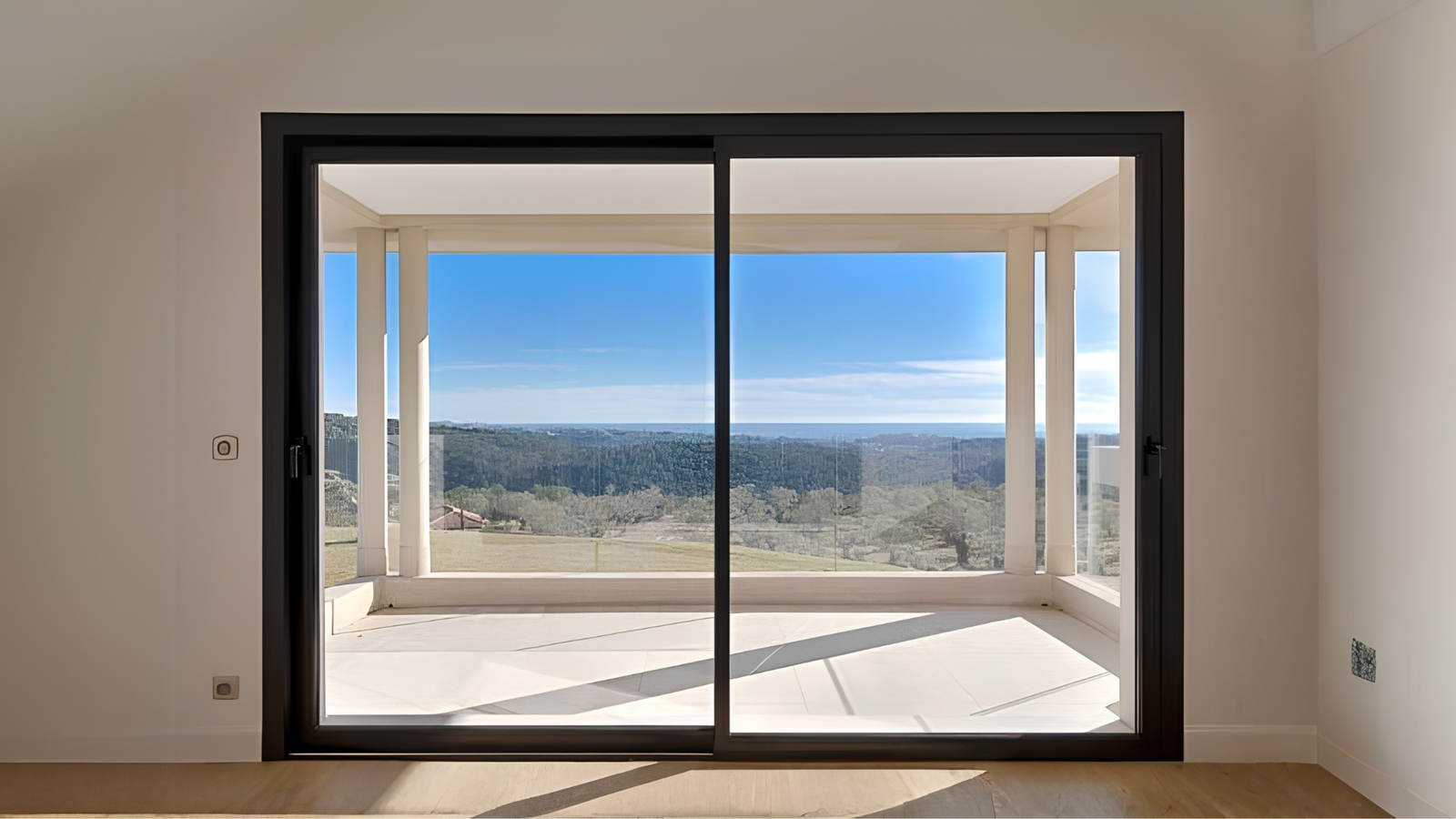 Janela de correr minimalista preta com vista para a serra